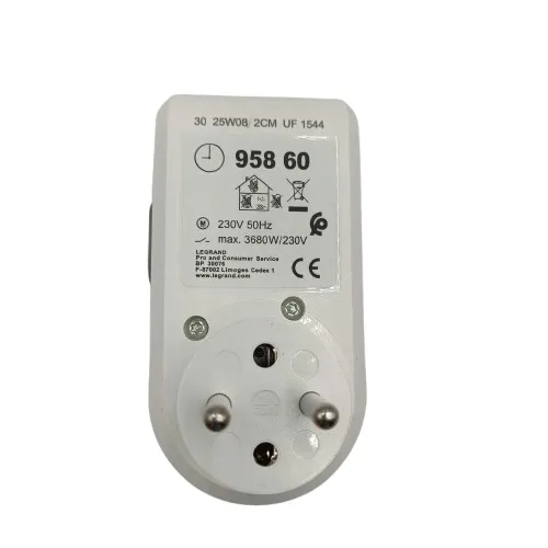 gniazdo-elektryczne-scienne-legrand-bialy-typ-gniazda-gniazdo