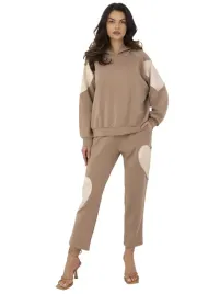 spodnie-proste-wysokie-bluza-z-kapturem-komplet-casualowy