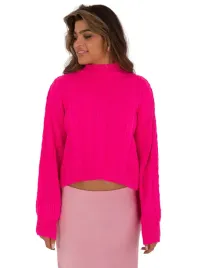 sweter-damski-w-warkocze-z-ozdobnymi-rekawami-golf