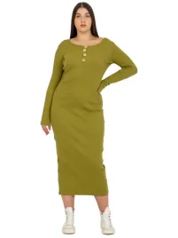 prazkowana-sukienka-plus-size-z-rozcieciem-z-tylu