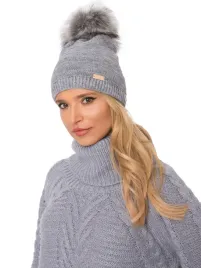 damska-czapka-zimowa-beanie-z-pomponem