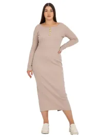 prazkowana-sukienka-plus-size-z-rozcieciem-z-tylu
