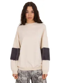 bluza-damska-oversize-z-futrzanymi-wstawkami-na-rekawach