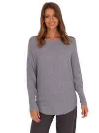 wygodny-sweter-kobiecy-oversize-o-kroju-nietoperza