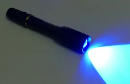 latarka-led-uv-405nm-zoom-10w-li-ion-do-bursztynu