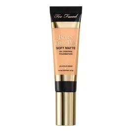 too-faced-born-this-way-soft-matte-foundation-matujacy-podklad-w-plynie-po