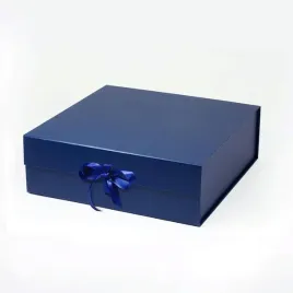 pudelko-magnetyczne-granatowe-z-wstazka-305x305x100-mm-zew-prezentowe