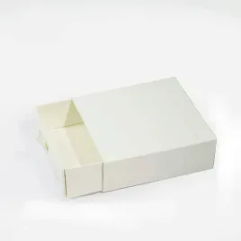 pudelko-ozdobne-100x100x30mm-kosc-sloniowa-karton-szufladkowy-na-bizuterie