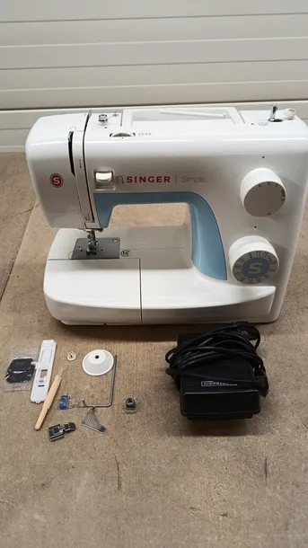 maszyna-do-szycia-singer-simple-3221-21-programow-marka-singer