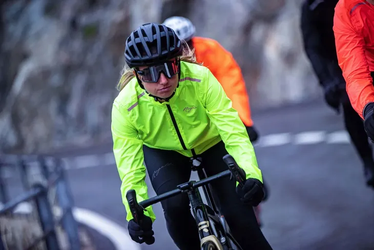 rogelli-core-damska-kurtka-rowerowa-rain-cechy-dodatkowe-kieszen-na-plecach-stojka-wydluzony-tyl