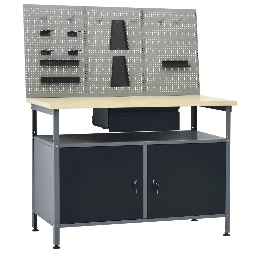 stol-roboczy-z-trzema-panelami-sciennymi