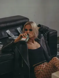 obraz-na-plotnie-canvas-jagermeister-seksowna-kobieta-obraz-90x60