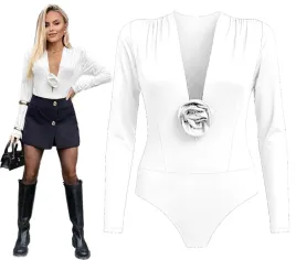 biale-eleganckie-dopasowane-body-damskie-gleboki-dekolt-roza-sale