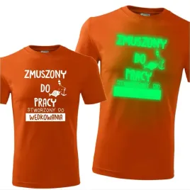 meska-koszulka-z-nadrukiem-swiecaca-zmuszony-do-pracy-prezent-dla-wedkarza