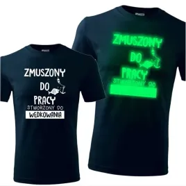 meska-koszulka-z-nadrukiem-swiecaca-zmuszony-do-pracy-prezent-dla-wedkarza