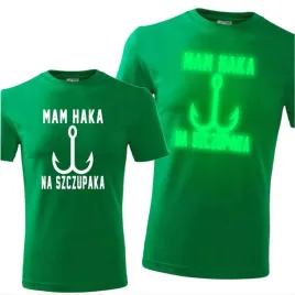 meska-koszulka-z-nadrukiem-swiecaca-mam-haka-na-szczupaka-dla-wedkarza-ziel