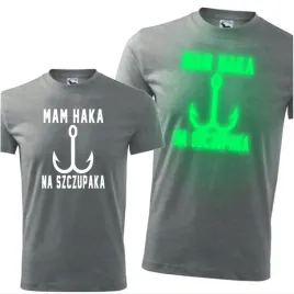 meska-koszulka-z-nadrukiem-swiecaca-mam-haka-na-szczupaka-dla-wedkarza-ciem