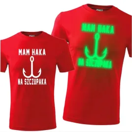 meska-koszulka-z-nadrukiem-swiecaca-mam-haka-na-szczupaka-dla-wedkarza-czer