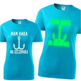 damska-koszulka-z-nadrukiem-swiecaca-w-ciemnosci-mam-haka-na-szczupaka-prez