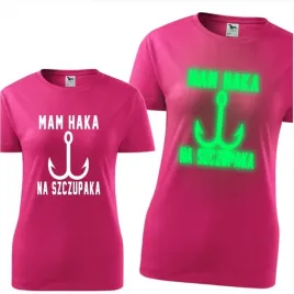 damska-koszulka-z-nadrukiem-swiecaca-w-ciemnosci-mam-haka-na-szczupaka-prez