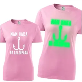 damska-koszulka-z-nadrukiem-swiecaca-w-ciemnosci-mam-haka-na-szczupaka-prez