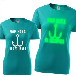 damska-koszulka-z-nadrukiem-swiecaca-w-ciemnosci-mam-haka-na-szczupaka-prez