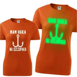 damska-koszulka-z-nadrukiem-swiecaca-w-ciemnosci-mam-haka-na-szczupaka-prez