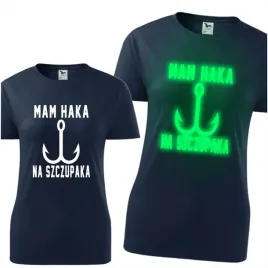 damska-koszulka-z-nadrukiem-swiecaca-w-ciemnosci-mam-haka-na-szczupaka-prez