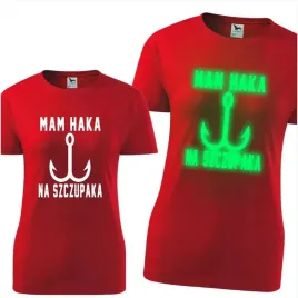 damska-koszulka-z-nadrukiem-swiecaca-w-ciemnosci-mam-haka-na-szczupaka-prez