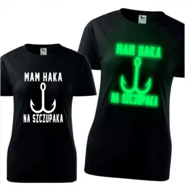damska-koszulka-z-nadrukiem-swiecaca-w-ciemnosci-mam-haka-na-szczupaka-prez