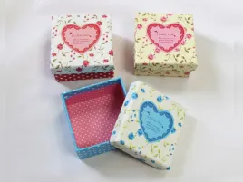 pudelko-prezentowe-kwadratowe-serce-walentynki-s-8-5x8-5x4-5-cm