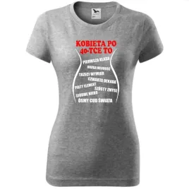 damska-koszulka-z-nadrukiem-kobieta-po-40-tce-to-prezent-na-urodziny-ciemno