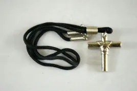 naszyjnik-na-sznurku-z-krzyzem-22-cm-3-5-cm