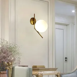 nowoczesny-kinkiet-zlota-podstawa-bialy-kulisty-klosz-am-light-w5699