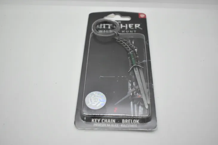 the-witcher-3-geralt-two-swords-keychain-marka-good-loot