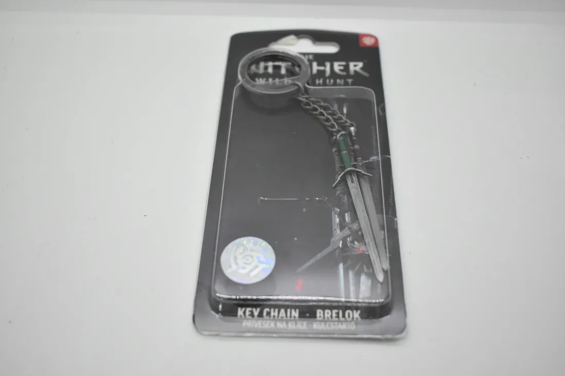 the-witcher-3-geralt-two-swords-keychain