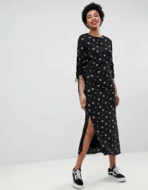 glamorous-maxi-sukienka-w-kwiatki-z-rozcieciem