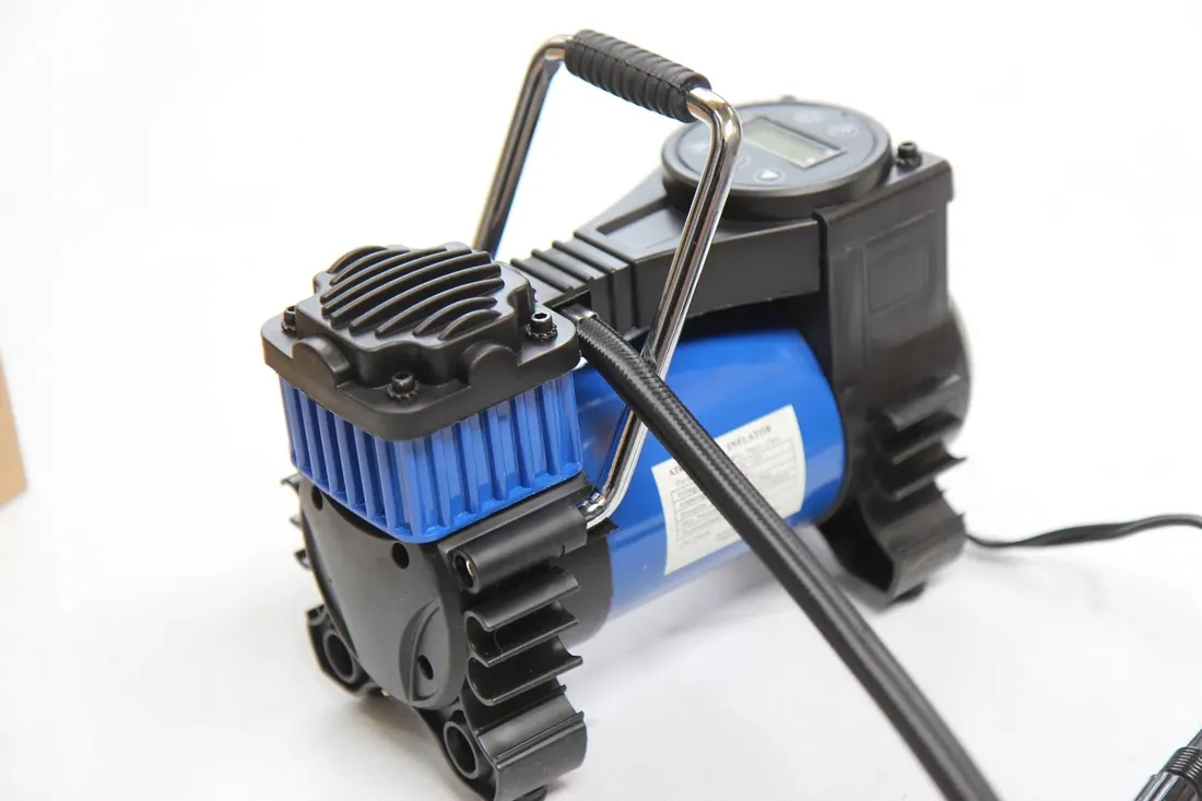 husar-winch-kompresor-samochodowy-pompka-sprezarka-mini-12v-led