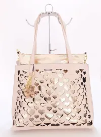 bezowo-zlota-torba-damska-shopper-2w1-z-azurowym-wzorem