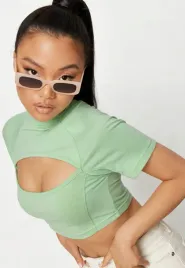 missguided-krotki-top-z-wycieciem-tjf27204
