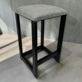 szary-taboret-tapicerowany-metalowy-h52-welury-ekoskora-drewno-siedzisko