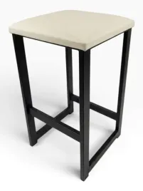 czarny-metalowy-hoker-60cm-do-wyspy-kuchennej-taboret-kremowa-eko-skora