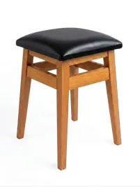 drewniany-taboret-stolek-krzeslo-lity-buk-orzech-czarna-ekoskora-rustykalny