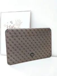 guess-case-na-laptopa-16-brazowy-logowany