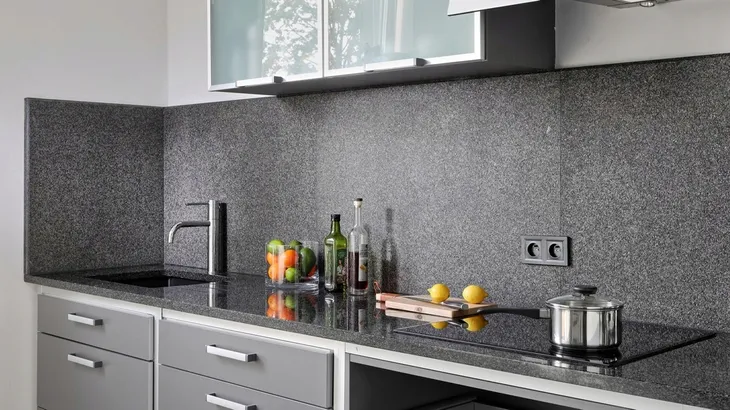 blaty-kuchenne-schody-granit-nero-impala-material-granit