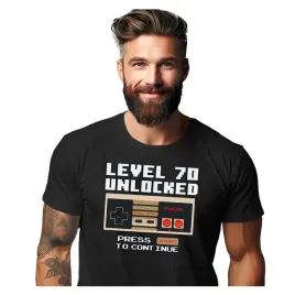 koszulka-meska-t-shirt-na-urodziny-xxl-70-lat-level-unlocked-pad