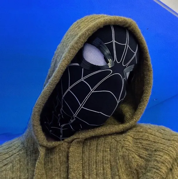 maska-na-twarz-spider-man-plastik-material-tkanina-stan-nowy