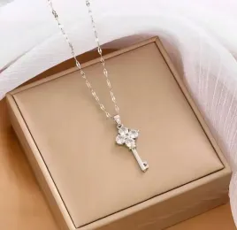 elegancki-naszyjnik-lancuszek-klucz-z-diamencikami-krysztalkami-key-y2k