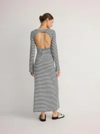 biala-sukienka-maxi-z-granatowymi-paskami-reserved-xs