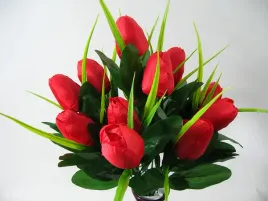 sztuczny-bukiet-czerwonych-pakow-tulipanow
